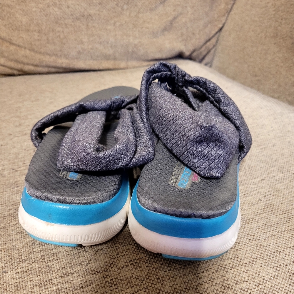 Sketchers thongs scandals - Picture 3 of 4